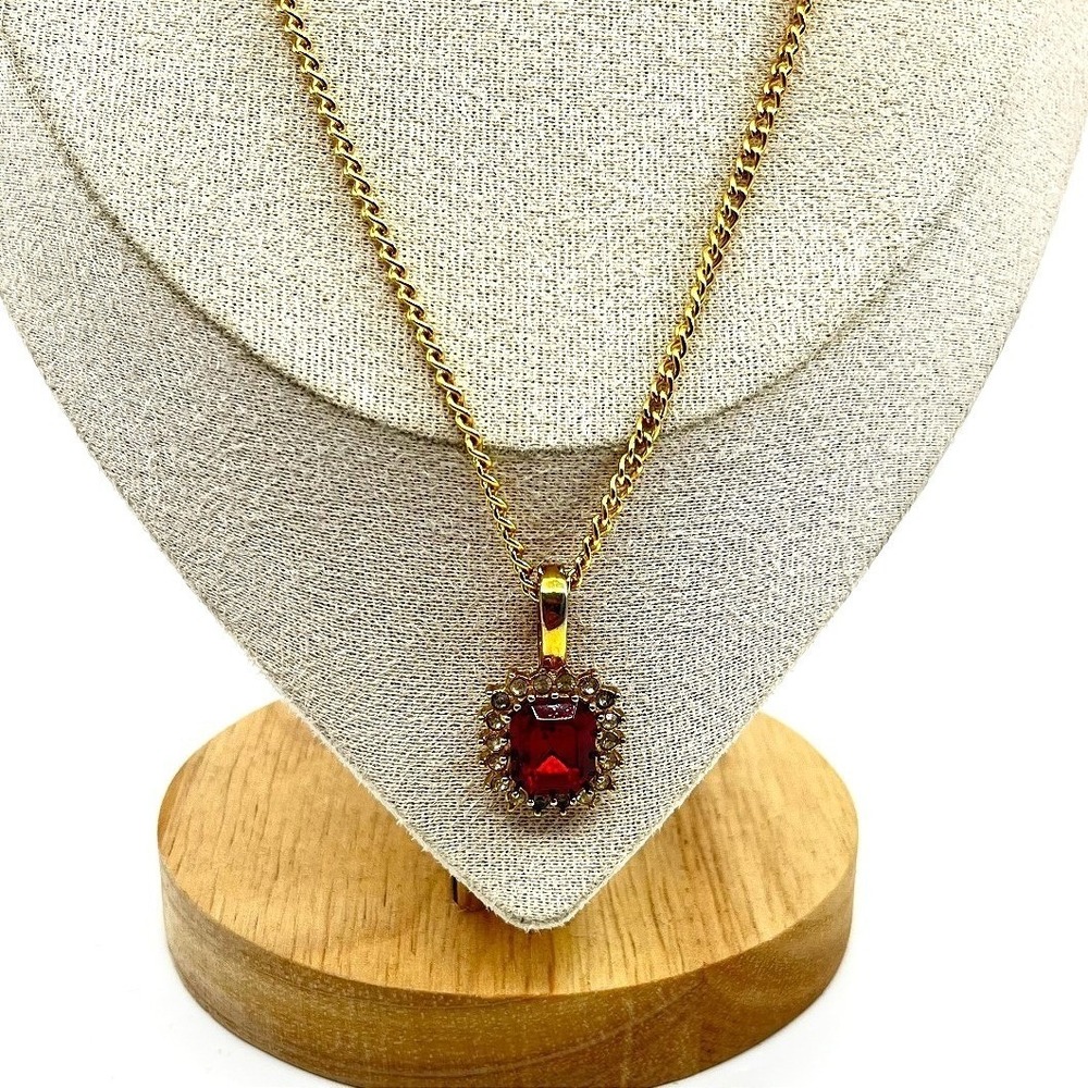 Vintage Avon Red Emerald Cut Rhinestone Halo Pendant Gold Tone Chain‎ Necklace